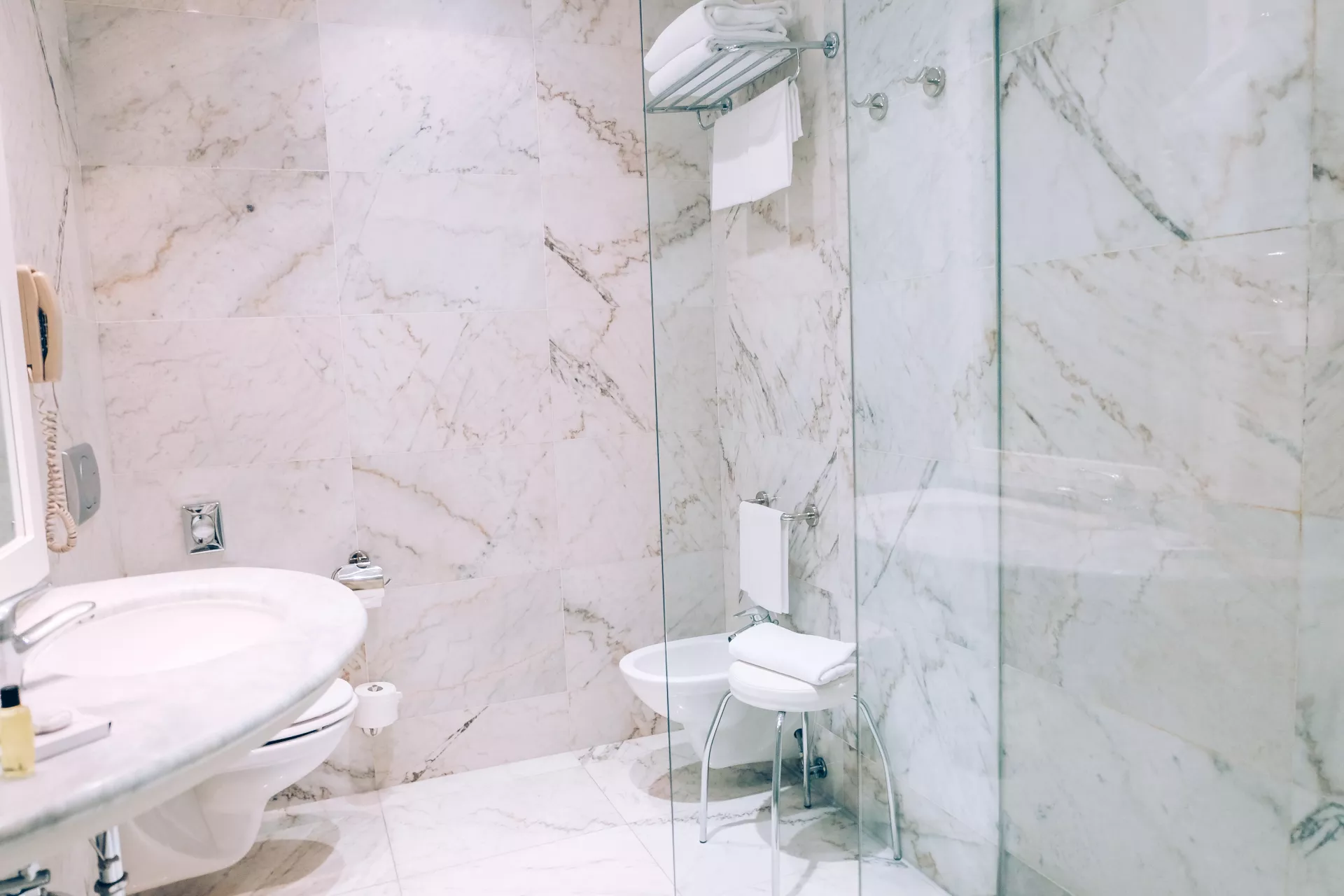 Bathroom decorated with marble tiles